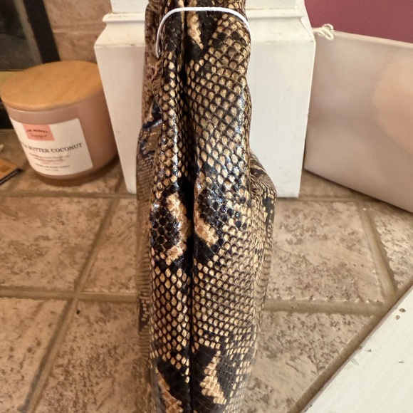 Urban expressions vegan Laisha Brown snake
Print knitted shoulder bag NWT - Picture 9 of 15